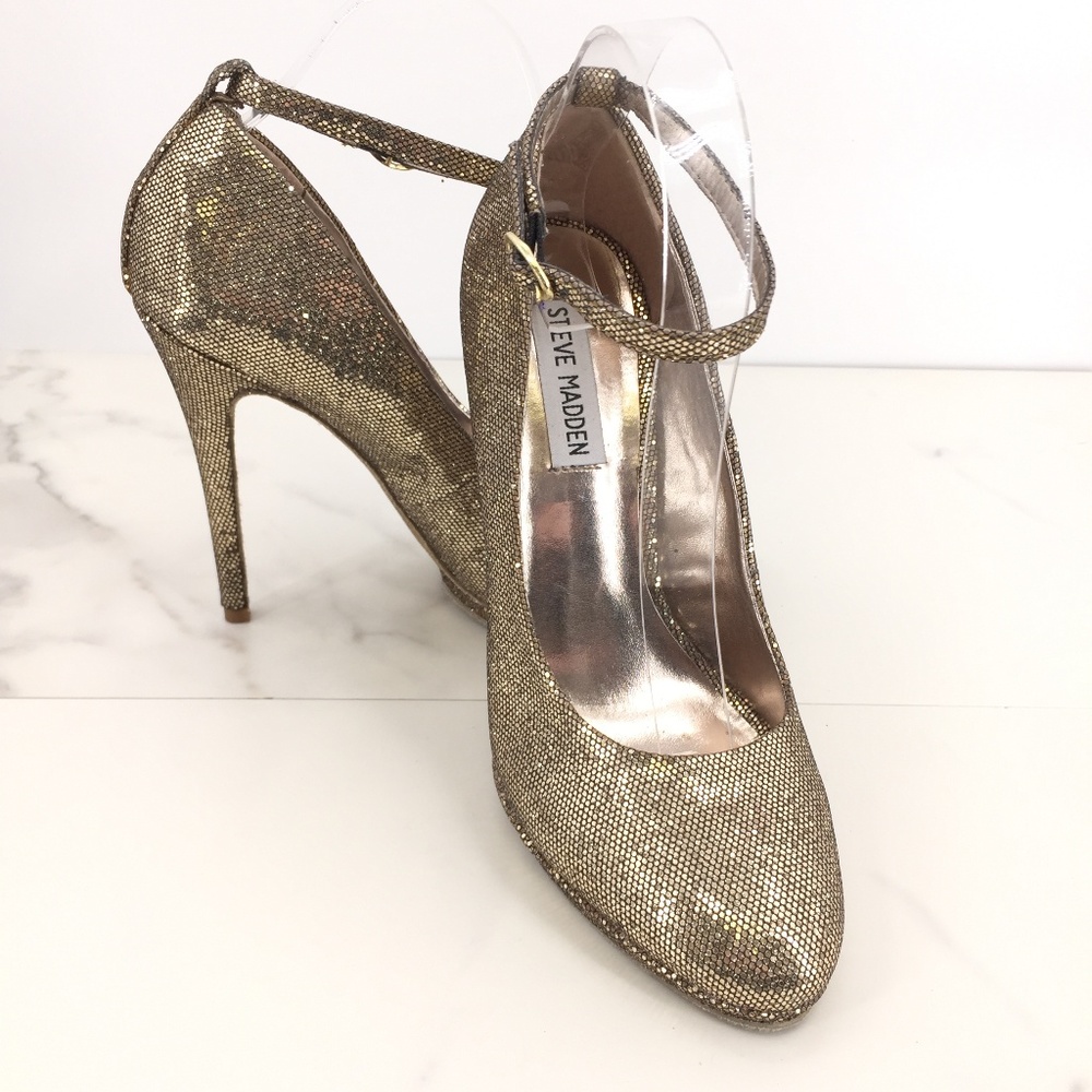 Like New Steve Madden gold heel
